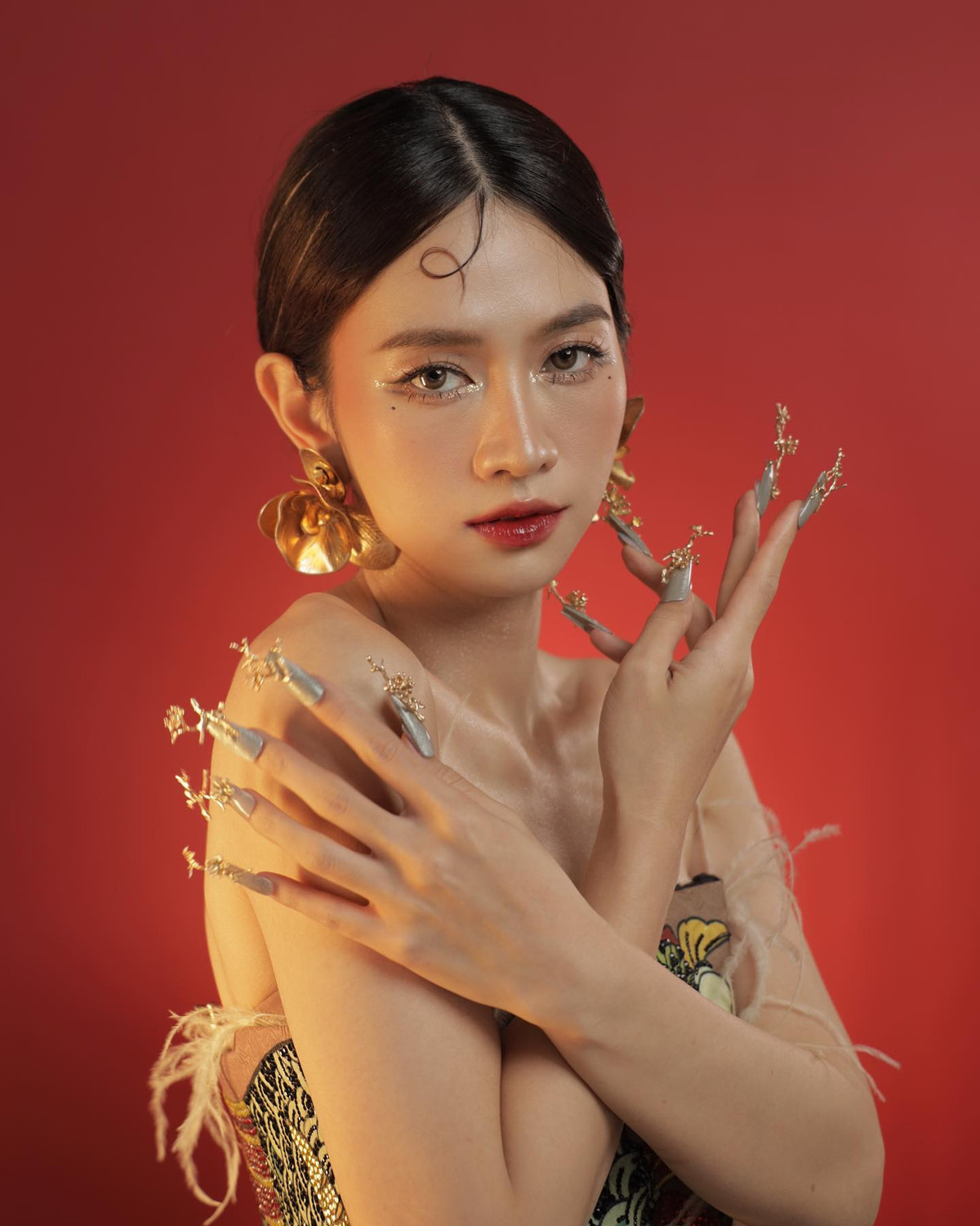 Xong phong tap gym, Le Bong khoe duong cong mien che