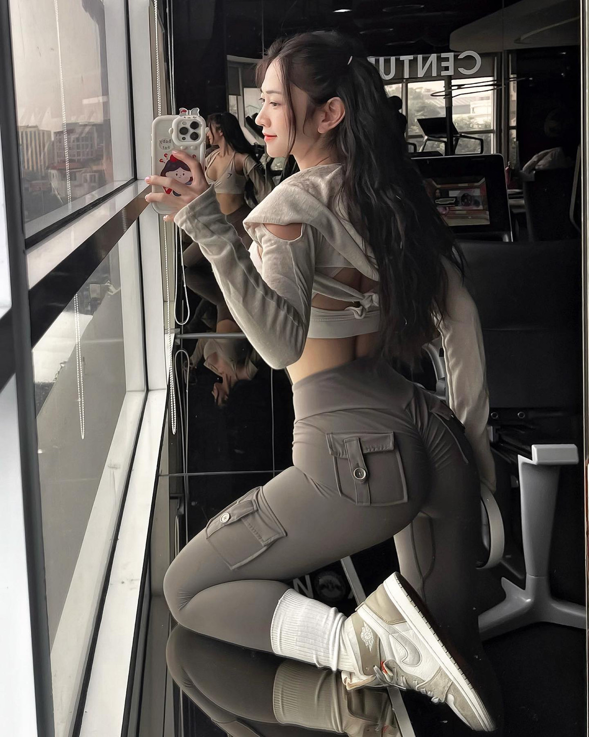 Mới đây, nữ TikToker Lê Bống có đăng tải hình ảnh mới trên trang cá nhân thu hút nhiều sự chú ý. Người đẹp Hà thành nổi bật với thân hình đồng hồ cát khiến cư dân mạng trầm trồ.