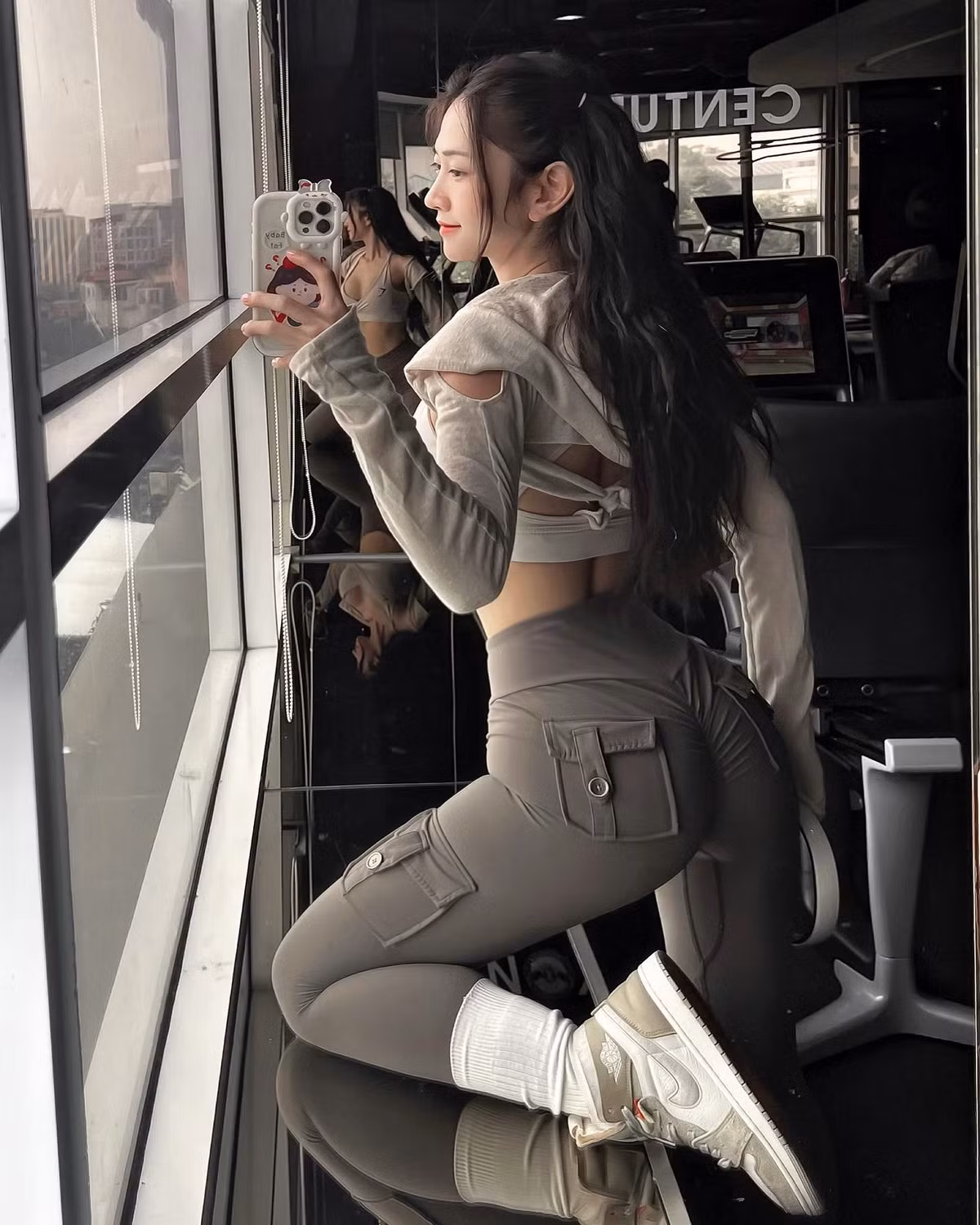 Mới đây, nữ TikToker Lê Bống có đăng tải hình ảnh mới trên trang cá nhân thu hút nhiều sự chú ý. Người đẹp Hà thành nổi bật với thân hình đồng hồ cát khiến cư dân mạng trầm trồ.