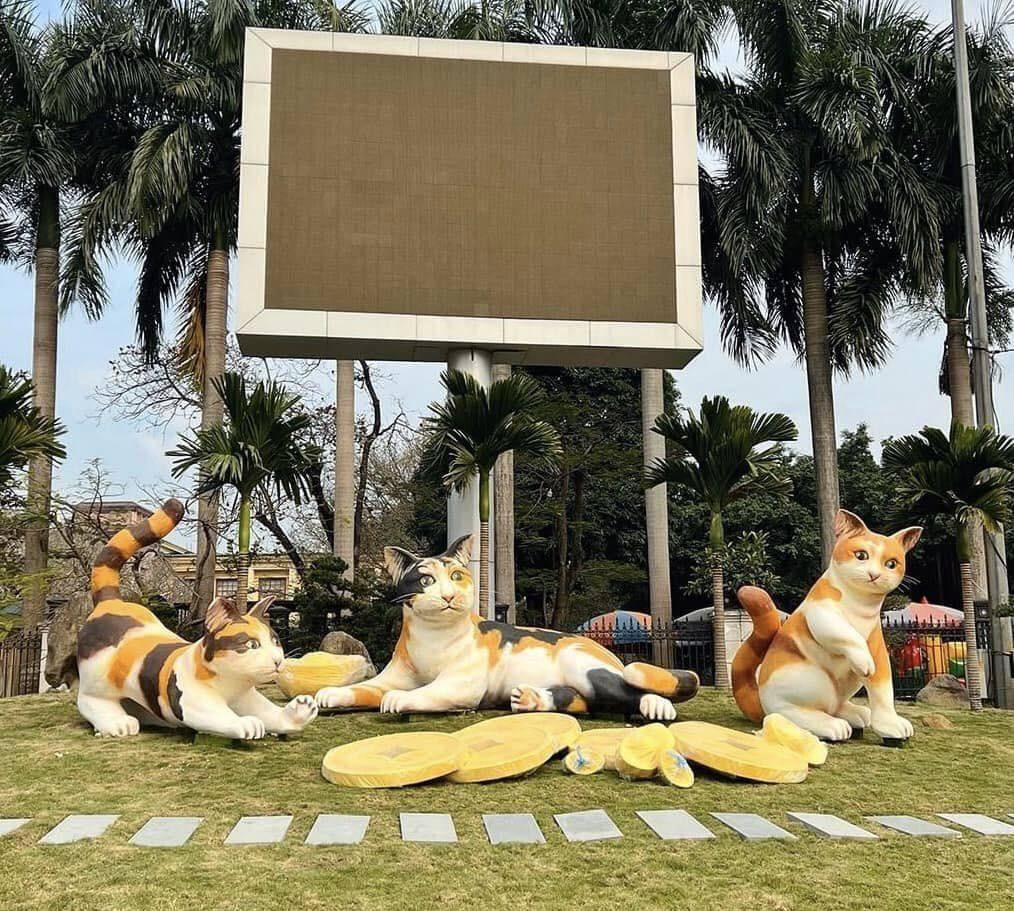 Linh vật được đánh giá có tính thẩm mỹ nhất thuộc về Thái Nguyên. Không chỉ có một mà Thái Nguyên đã tạo hình tới 3 chú mèo. Mỗi linh vật đều có một dáng khác nhau, gương mặt khắc họa sống động, chân thật khiến ai cũng phải “gật gù” và khẳng định mèo Thái Nguyên lọt top nổi bật.