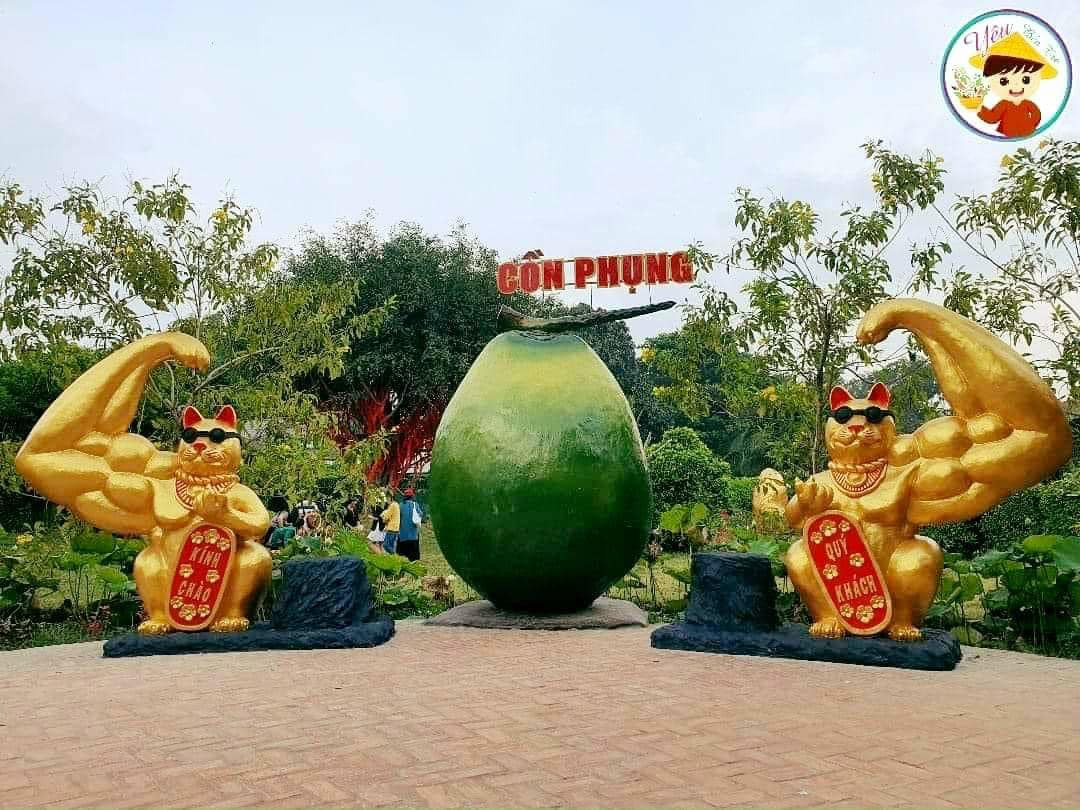 Đầu tiên và gây bão nhất có lẽ là linh vật mèo Bến Tre với ngoại hình lực lưỡng. Hai chú mèo đứng hai bên quả dừa sở hữu cơ bắp cuồn cuộn như một dân tập gym chính hiệu, thậm chí nó còn được trang bị thêm kính đen cực ngầu.