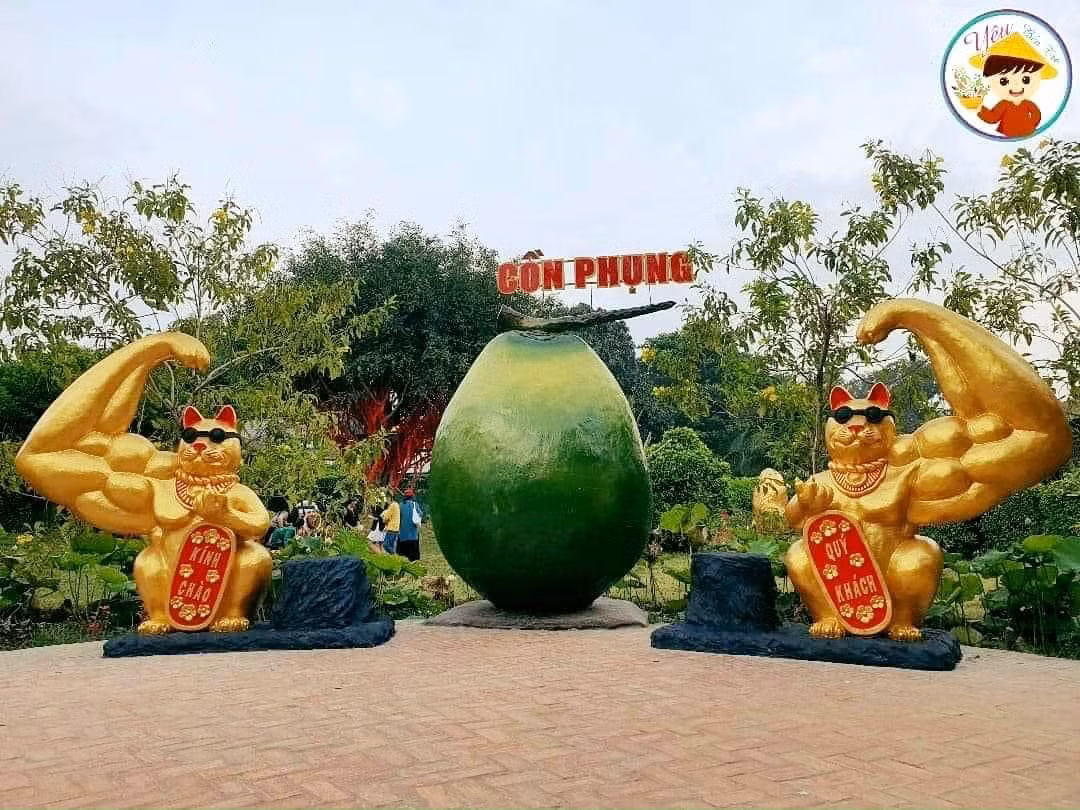 Đầu tiên và gây bão nhất có lẽ là linh vật mèo Bến Tre với ngoại hình lực lưỡng. Hai chú mèo đứng hai bên quả dừa sở hữu cơ bắp cuồn cuộn như một dân tập gym chính hiệu, thậm chí nó còn được trang bị thêm kính đen cực ngầu.