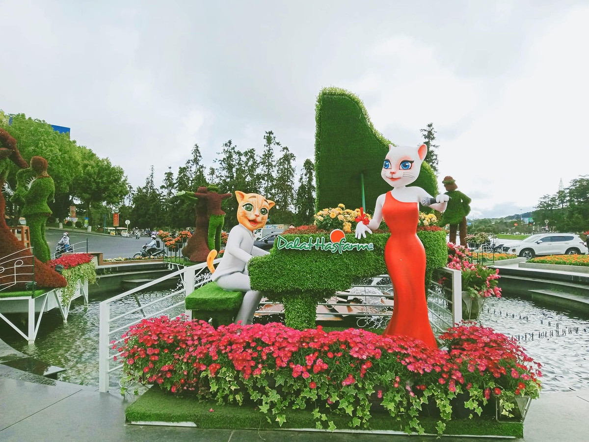 Một cư dân mạng bình luận "Cái eyeliner của mẻ còn kẻ đẹp hơn tui." khi nhìn hình ảnh linh vật mèo phiên bản quý tộc tại thành phố mộng mơ Đà Lạt.