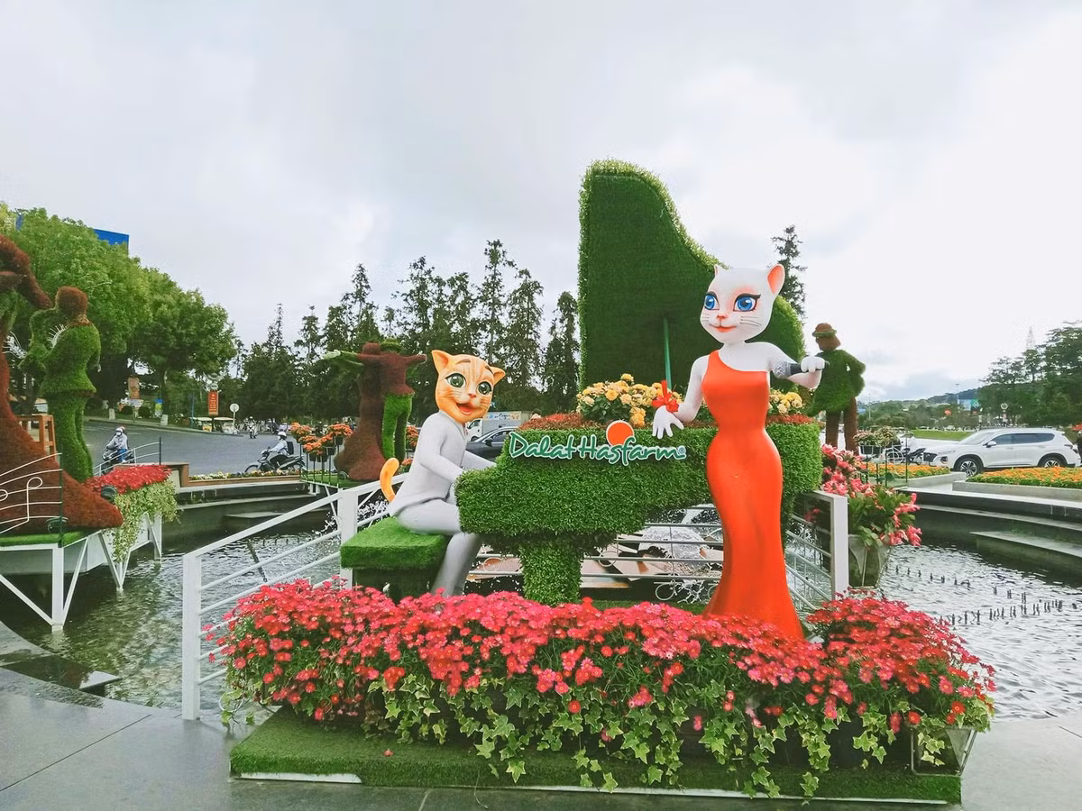 Một cư dân mạng bình luận "Cái eyeliner của mẻ còn kẻ đẹp hơn tui." khi nhìn hình ảnh linh vật mèo phiên bản quý tộc tại thành phố mộng mơ Đà Lạt.