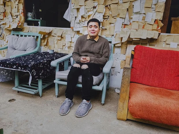 Theo bài chia sẻ của nam TikToker cả hai từng gặp nhau ở công ty cũ, đến tháng 12/2021 D. mới bắt đầu nhắn tin nói chuyện làm quen với Bông Tím, cả hai trò chuyện thân thiết như một cặp đôi. Bông Tím cũng ngầm hiểu mối quan hệ của họ là người yêu khi đối phương liên tục thể hiện cử chỉ thân mật khi họ đi chơi riêng, thậm chí tin nhắn cũng rất mùi mẫn…