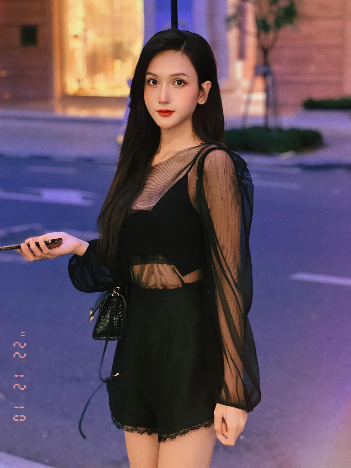 Cư dân mạng đều đồng loạt thừa nhận rằng, chưa cần phẫu thuật chuyển giới, Hoàng Học đã như một cô gái thực sự, thậm chí còn vượt sắc bao hot girl.