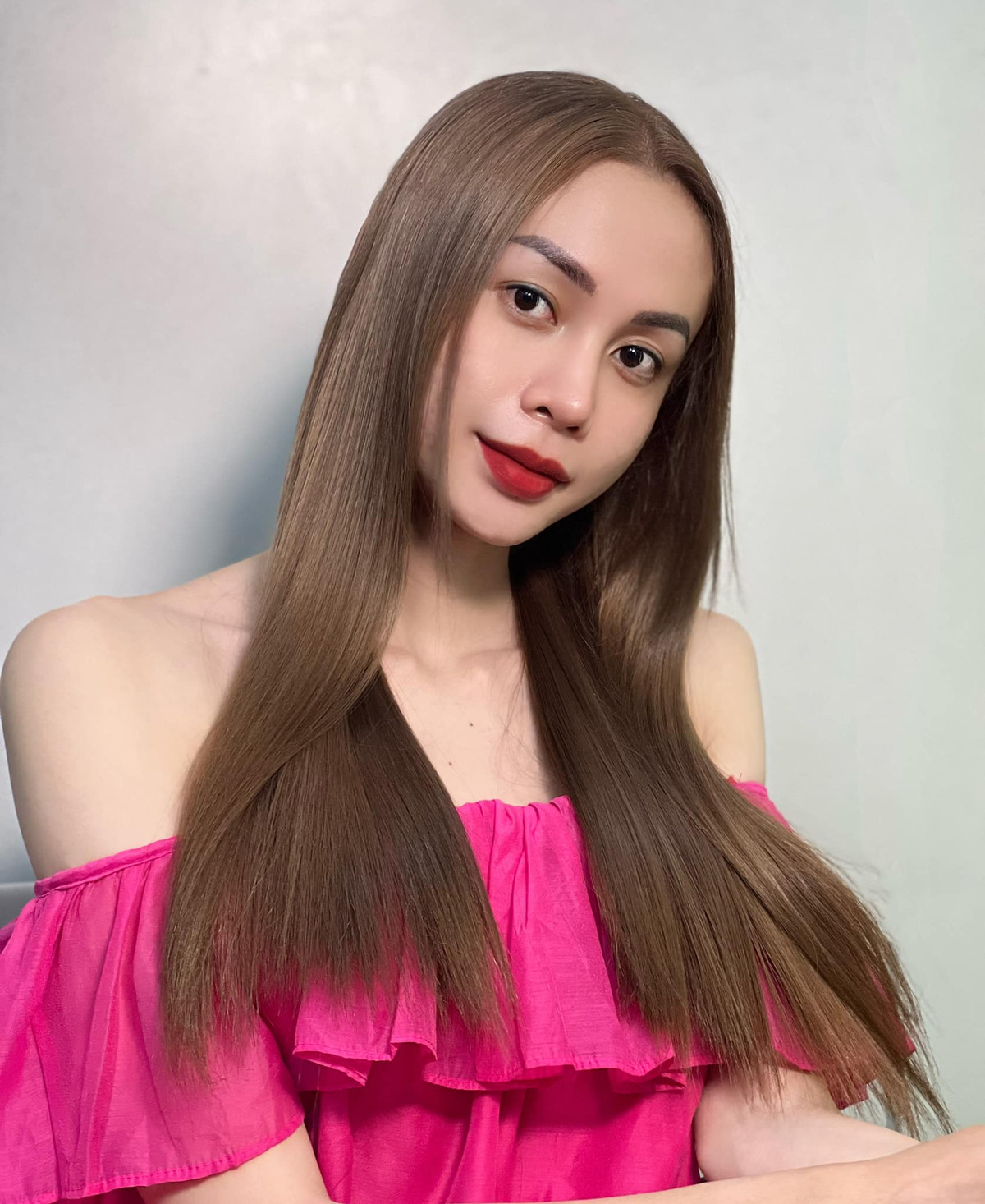 Một năm trở lại đây nhan sắc của người đẹp gốc Tiền Giang ngày càng trở nên nữ tính và sắc sảo.