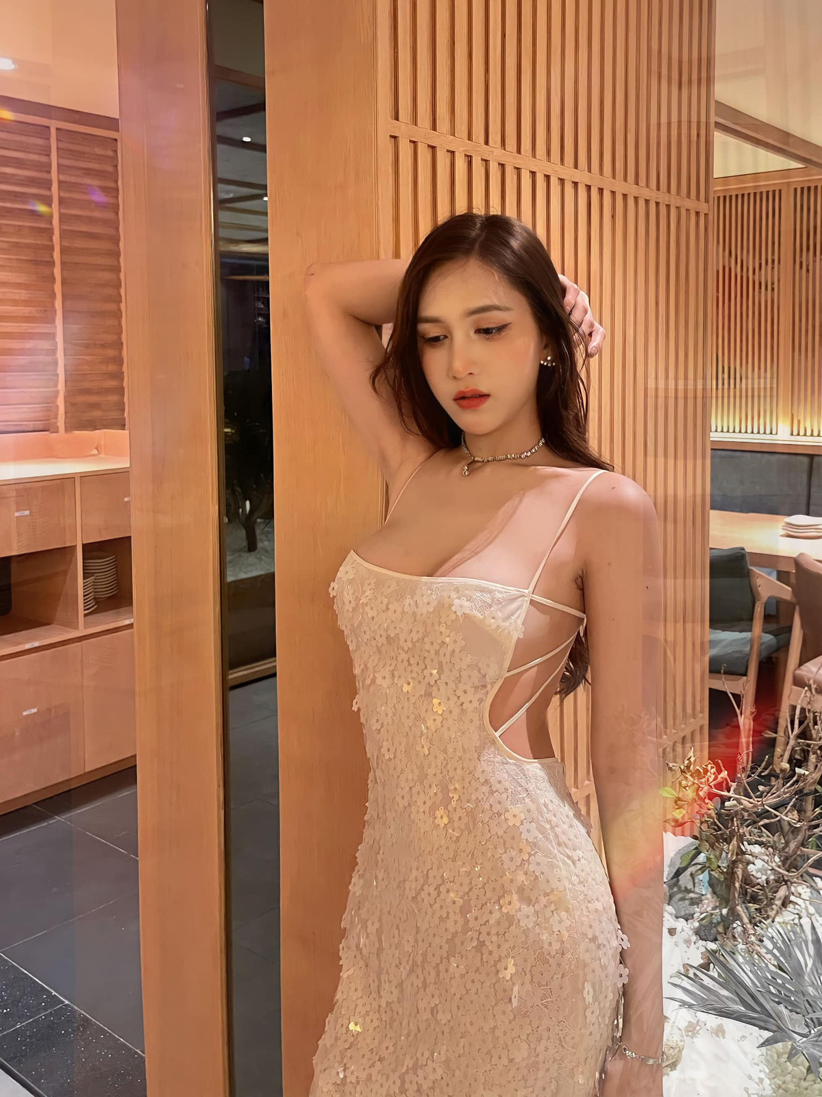 Gương mặt thanh tú, đường nét hài hòa, làn da trắng, vóc dáng nuột nà, đường cong cuốn hút với vòng eo con kiến chính là điểm gây ấn tượng của nàng hot girl này.