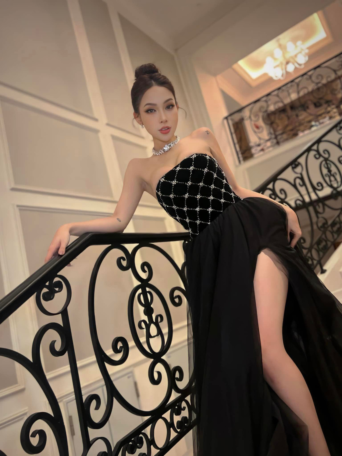 Mym Trần từng được một số trang báo quốc tế đăng ảnh và được mệnh danh là "búp bê chuyển giới từ Việt Nam" hay "Lisa phiên bản Việt".