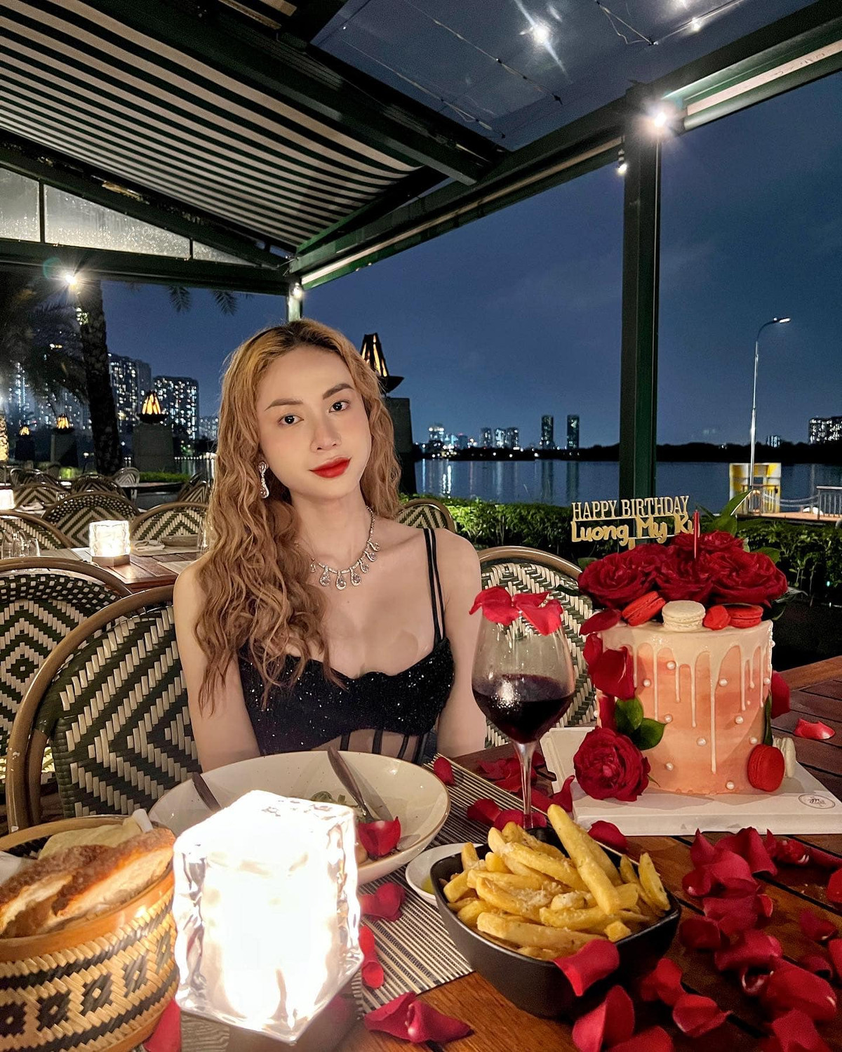 Không chỉ sở hữu gương mặt nổi bật cô còn có thân hình chuẩn đồng hồ cát cùng vòng eo con kiến khiến bao người phải trầm trồ ngưỡng mộ.