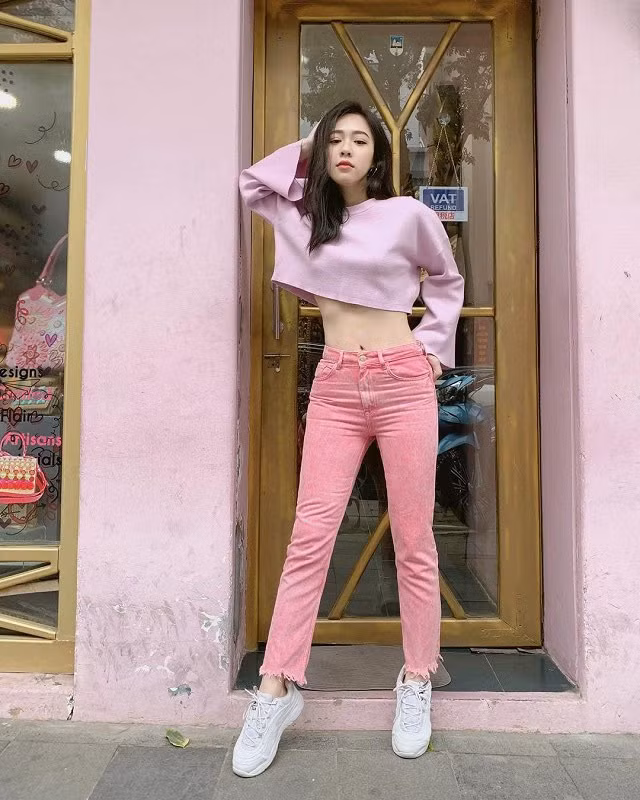 Gần đây, người đẹp gây chú ý khi chia sẻ quá trình giảm cân sau khi sinh con đầu lòng trên mạng xã hội.