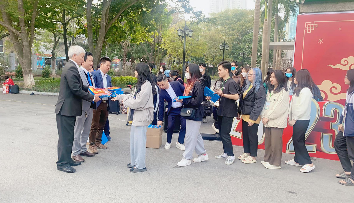 Sinh vien xuc dong nhan ve 0 dong cua “Chuyen xe ve Tet”-Hinh-5