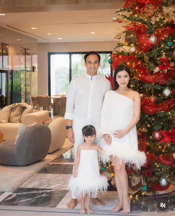 Ái nữ tỷ phú chuộng những thiết kế váy ôm sát thân thể, khoe trọn được bụng bầu đang lớn lên từng ngày.