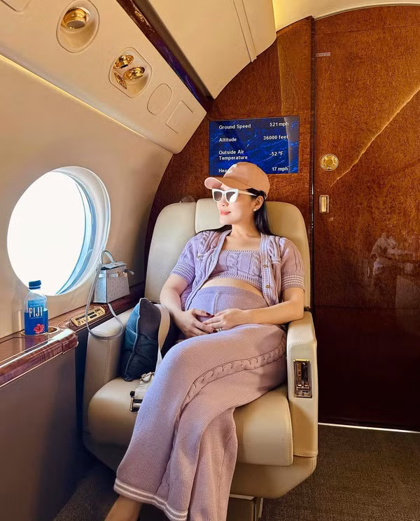 Chẳng cầu kỳ trang điểm hay “lên đồ” lồng lộn, Chryseis Tan trang điểm nhẹ nhàng cũng đủ khiến người xem không thể rời mắt.