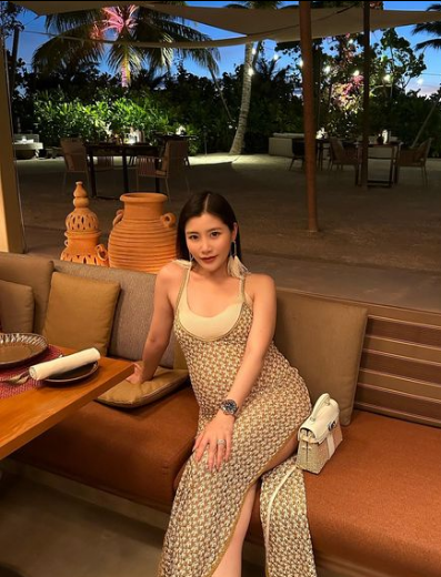 Chryseis Tan, con gái của một trong những người giàu nhất Malaysia sở hữu nhan sắc xinh đẹp, quyến rũ nổi bật. Sau khi lên chức mẹ, cô càng cuốn hút hơn.