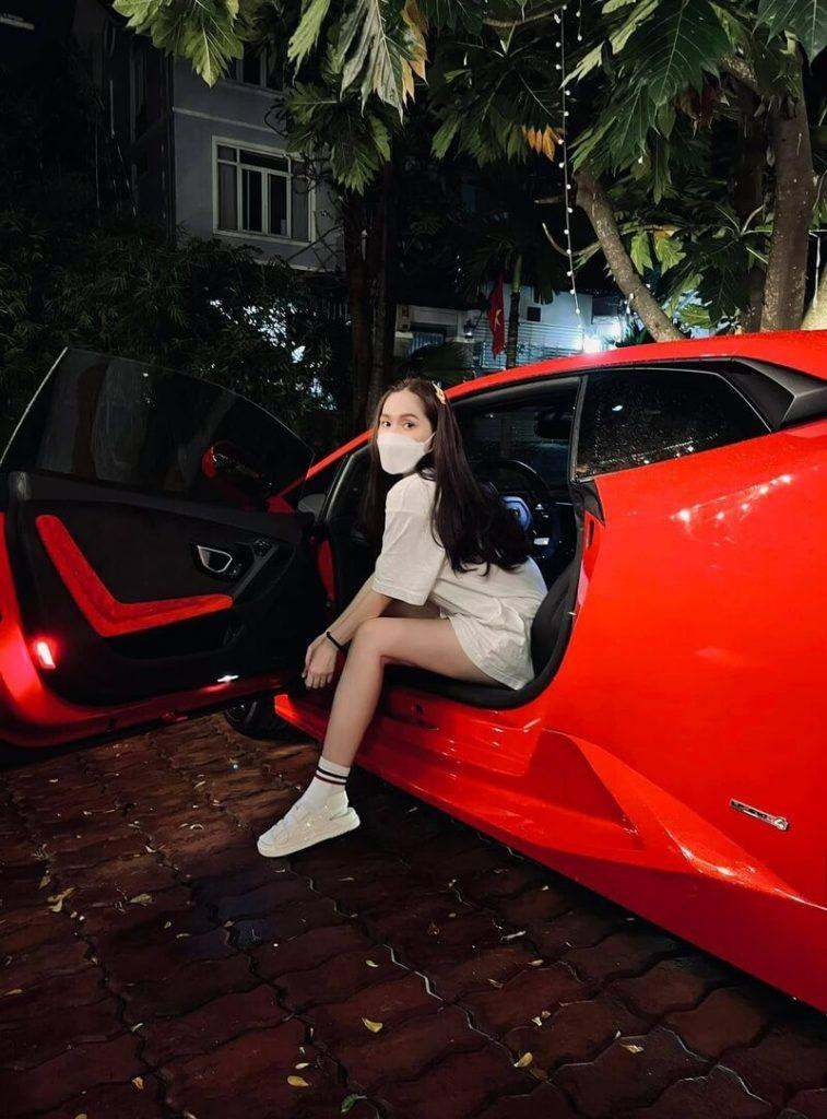 Vì thường xuyên chia sẻ hình ảnh về dàn xế xịn, doanh nhân Nguyễn Quốc Vũ chia sẻ, từng có người nói rằng gia đình anh được hãng cho mượn xe để đi quảng cáo, chứ không hề mua thật.