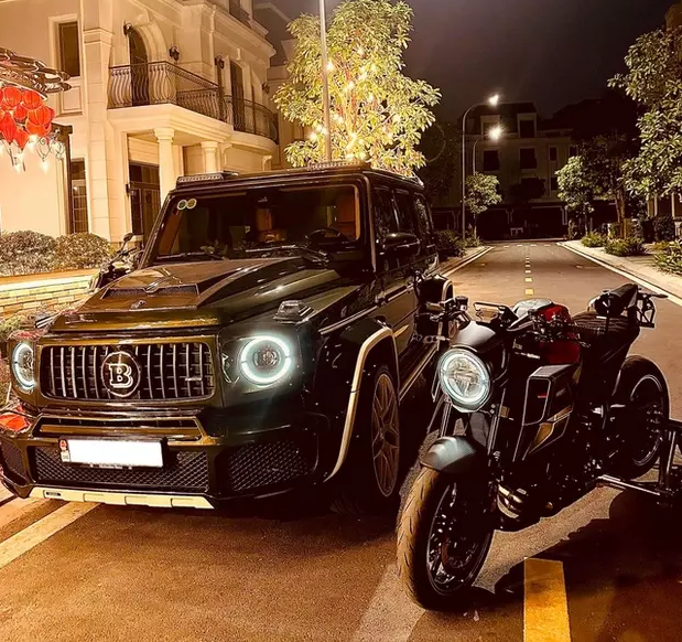 Đính kèm khoảnh khắc nhận xe, anh nhắn nhủ bà xã Đoàn Di Băng: "Hôm nay hãng thấy anh đẹp trai nên hãng tặng cho cái xe. Thật tình anh không mua đâu, Đoàn Di Băng".