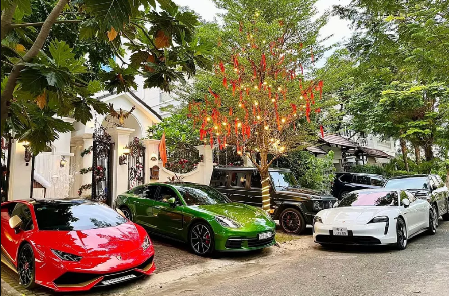 Khoảnh khắc nhận xe của doanh nhân Nguyễn Quốc Vũ nhanh chóng gây chú ý bởi giá trị chiếc xe mà anh sở hữu. Được biết chiếc xe này là KTM Brabus 1300 R, có giá bán khoảng 2,2 tỷ đồng.