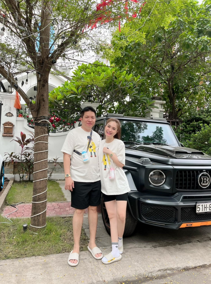 Vợ chồng Đoàn Di Băng hiện có bộ sưu tập xe sang: Mercedes-Maybach S450, Volvo XC90, Porsche Taycan, Mercedes-AMG G63 và nổi bật nhất là Lamborghini Huracan.