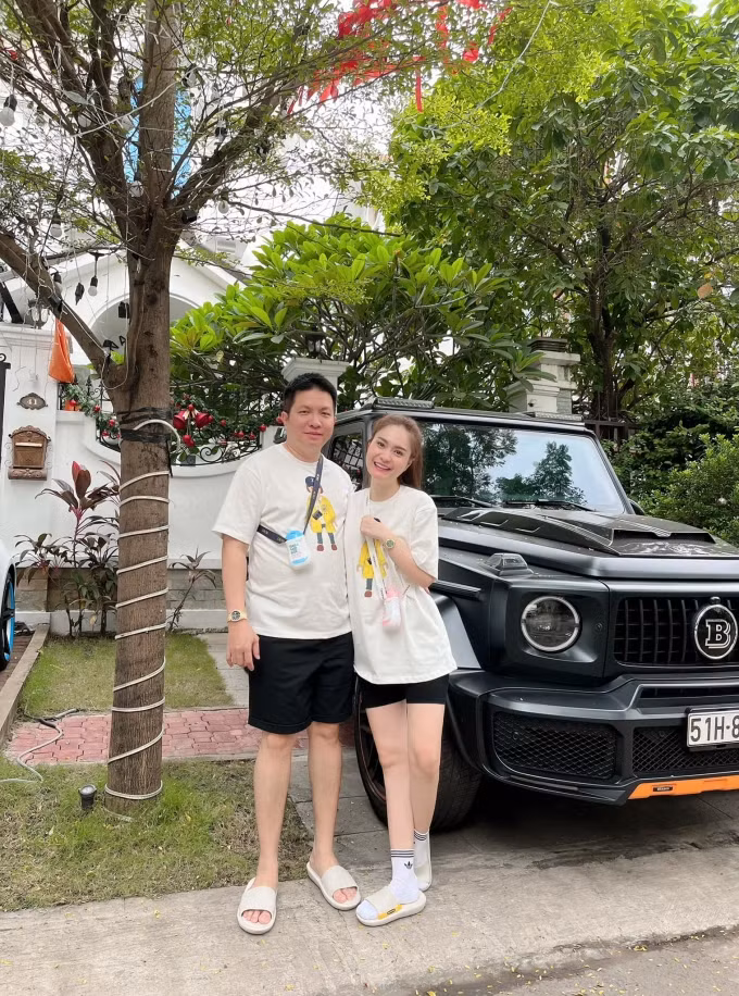 Vợ chồng Đoàn Di Băng hiện có bộ sưu tập xe sang: Mercedes-Maybach S450, Volvo XC90, Porsche Taycan, Mercedes-AMG G63 và nổi bật nhất là Lamborghini Huracan.