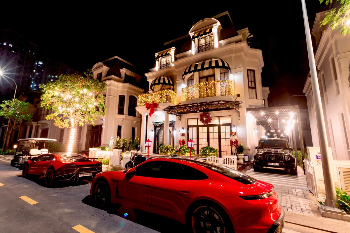 Ngoài giá thành bằng cả căn chung cư, độ hiếm của chiếc xe phải kể đến trên thế giới chỉ sản xuất đúng 154 chiếc. Hiện chiếc đầu tiên thuộc sở hữu vợ chồng đại gia quận 7, chủ nhân chiếc xế xịn còn lại chưa lộ diện.