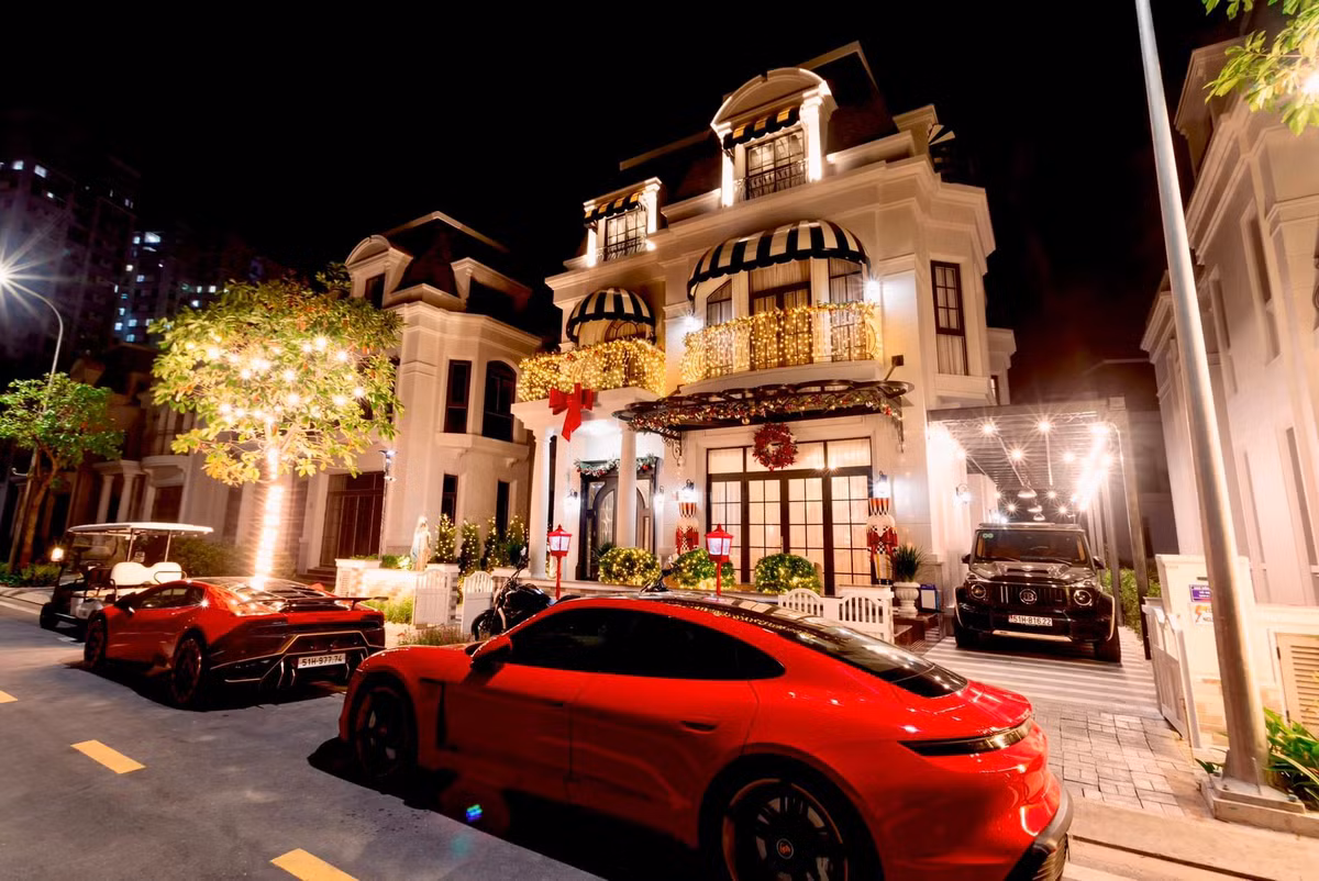 Ngoài giá thành bằng cả căn chung cư, độ hiếm của chiếc xe phải kể đến trên thế giới chỉ sản xuất đúng 154 chiếc. Hiện chiếc đầu tiên thuộc sở hữu vợ chồng đại gia quận 7, chủ nhân chiếc xế xịn còn lại chưa lộ diện.