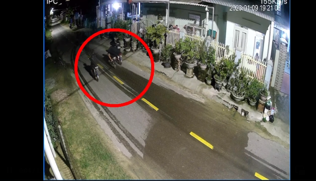 Đoạn clip nhanh chóng nhận được sự quan tâm lớn của cư dân mạng. Người hâm mộ bày tỏ sự lo lắng, khuyên Lộc Fuho hãy báo công an tránh trường hợp gây thương tích, thiệt hại đến tài sản.