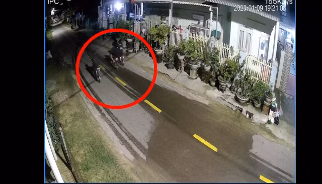 Đoạn clip nhanh chóng nhận được sự quan tâm lớn của cư dân mạng. Người hâm mộ bày tỏ sự lo lắng, khuyên Lộc Fuho hãy báo công an tránh trường hợp gây thương tích, thiệt hại đến tài sản.