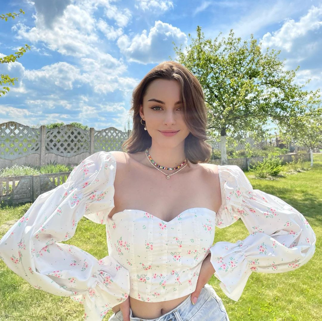 Làn da trắng mịn, mũi cao cùng nét đẹp thanh tú của cô khiến nhiều người xiêu lòng.