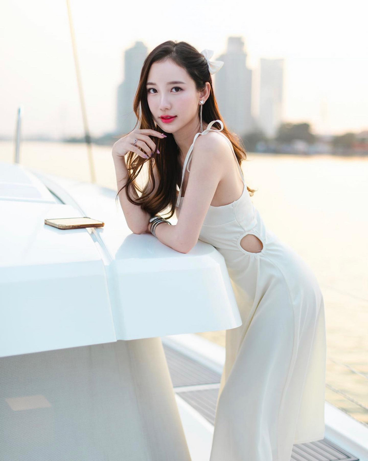 Không chỉ vậy, May Sitapha còn sở hữu gu thời trang nữ tính đầy gợi cảm.