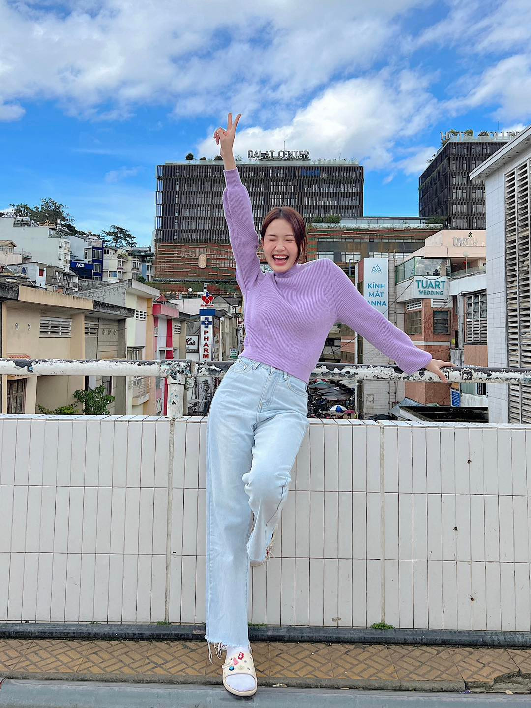 Nàng hot girl Sài thành hoạt động nghệ thuật tích cực và nhận được nhiều lời khen ngợi khi hướng tới hình ảnh một nghệ sĩ đa năng.