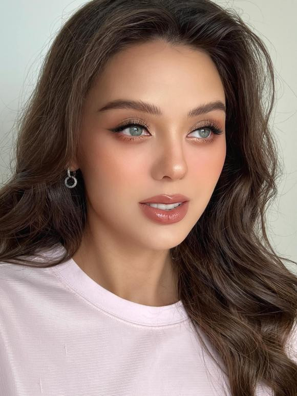 Mới đây vợ Bùi Tiến Dũng đã quay trở lại công việc làm mẫu ảnh dù vẫn chưa hết cữ.