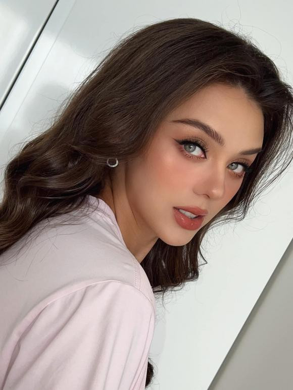 Gương mặt của Dianka Zakhidova vô cùng xinh đẹp, cuốn hút, chuẩn "gái một con trông mòn con mắt".