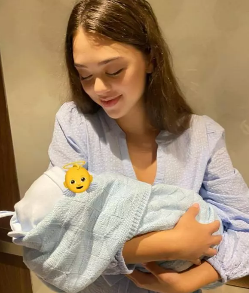 Sau sinh, vợ thủ môn Bùi Tiến Dũng không kiêng cữ như nhiều "bà mẹ bỉm sữa" khác mà thoải mái ăn mặc đi ra ngoài.