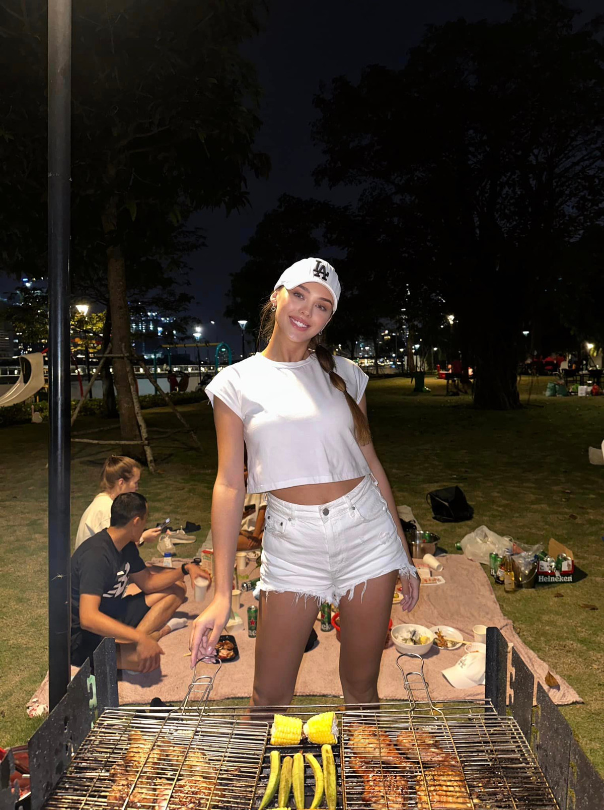 Trên trang cá nhân người đẹp chia sẻ nhiều khoảnh khắc sau sinh, tụ tập với bạn bè.