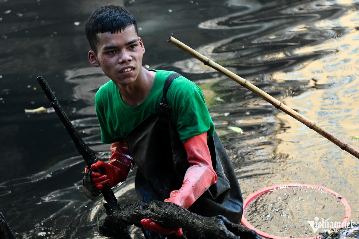 "Tôi mới tham gia vớt rác cùng mọi người được một thời gian ngắn gần đây, cảm thấy đây là một công việc vô cùng ý nghĩa. Đôi lúc đang bì bõm vớt chất thải, người qua đường lại vứt thẳng một bịch rác xuống. Khi ấy tôi thấy rất buồn nhưng lại càng thêm quyết tâm", Đồng Văn Tuấn nói.