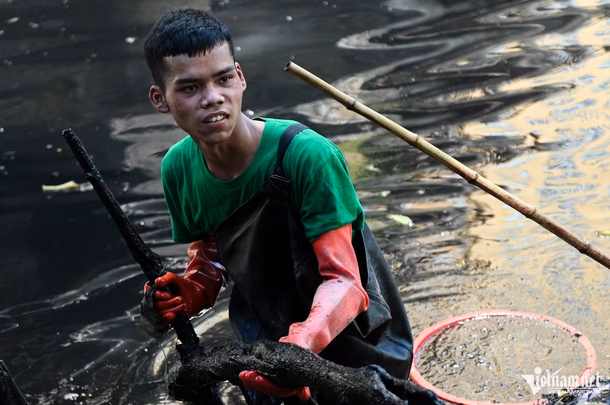 "Tôi mới tham gia vớt rác cùng mọi người được một thời gian ngắn gần đây, cảm thấy đây là một công việc vô cùng ý nghĩa. Đôi lúc đang bì bõm vớt chất thải, người qua đường lại vứt thẳng một bịch rác xuống. Khi ấy tôi thấy rất buồn nhưng lại càng thêm quyết tâm", Đồng Văn Tuấn nói.