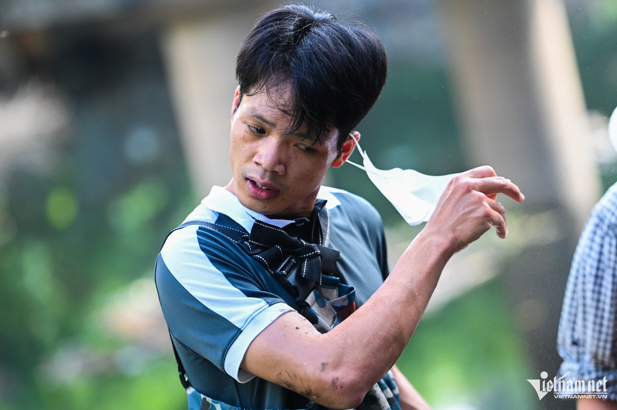 Anh Nguyễn Đăng Văn (TNV) cho biết, có nhiều khu vực đã hoàn tất việc vớt rác nhưng một thời gian sau lại ùn ứ trở lại do người dân tiếp tục vứt rác xuống. "Công việc này tuy vất vả về mặt thể lực nhưng lại giúp anh em trong đoàn cảm thấy phấn khởi vì mình đã làm được việc có ích. Chỉ mong việc bảo vệ môi trường sẽ được lan truyền rộng rãi để mọi người có ý thức hơn", anh chia sẻ.