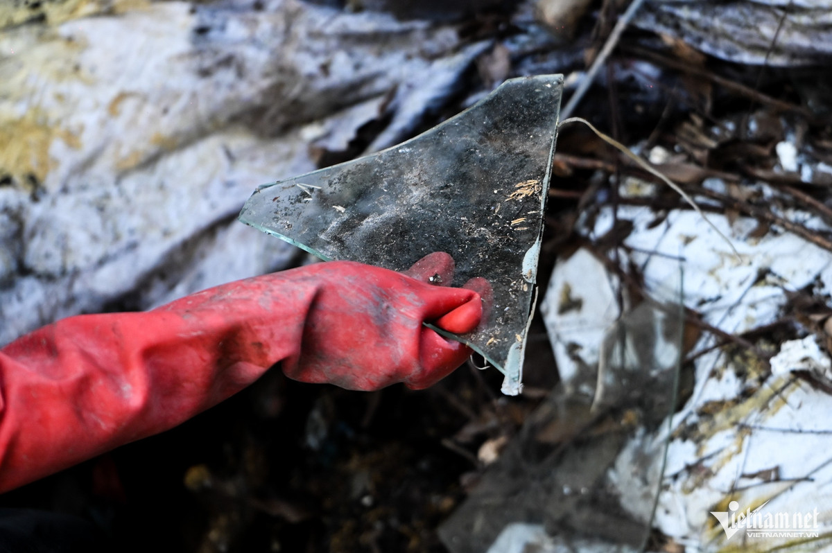 Với những thành viên tham gia, đội trưởng Huy nhắc nhở mọi người đeo găng tay, đi ủng, mặc bảo hộ đầy đủ vì có rất nhiều mảnh kính vỡ, đinh sắt lâu ngày han gỉ.