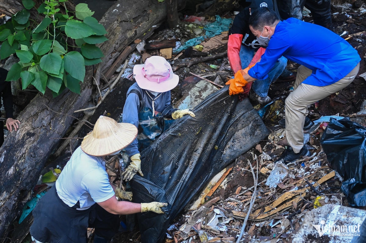 Những chiếc đệm không sử dụng được ném thẳng xuống sông, lâu ngày no nước khiến việc vận chuyển tốn thêm nhiều công sức.