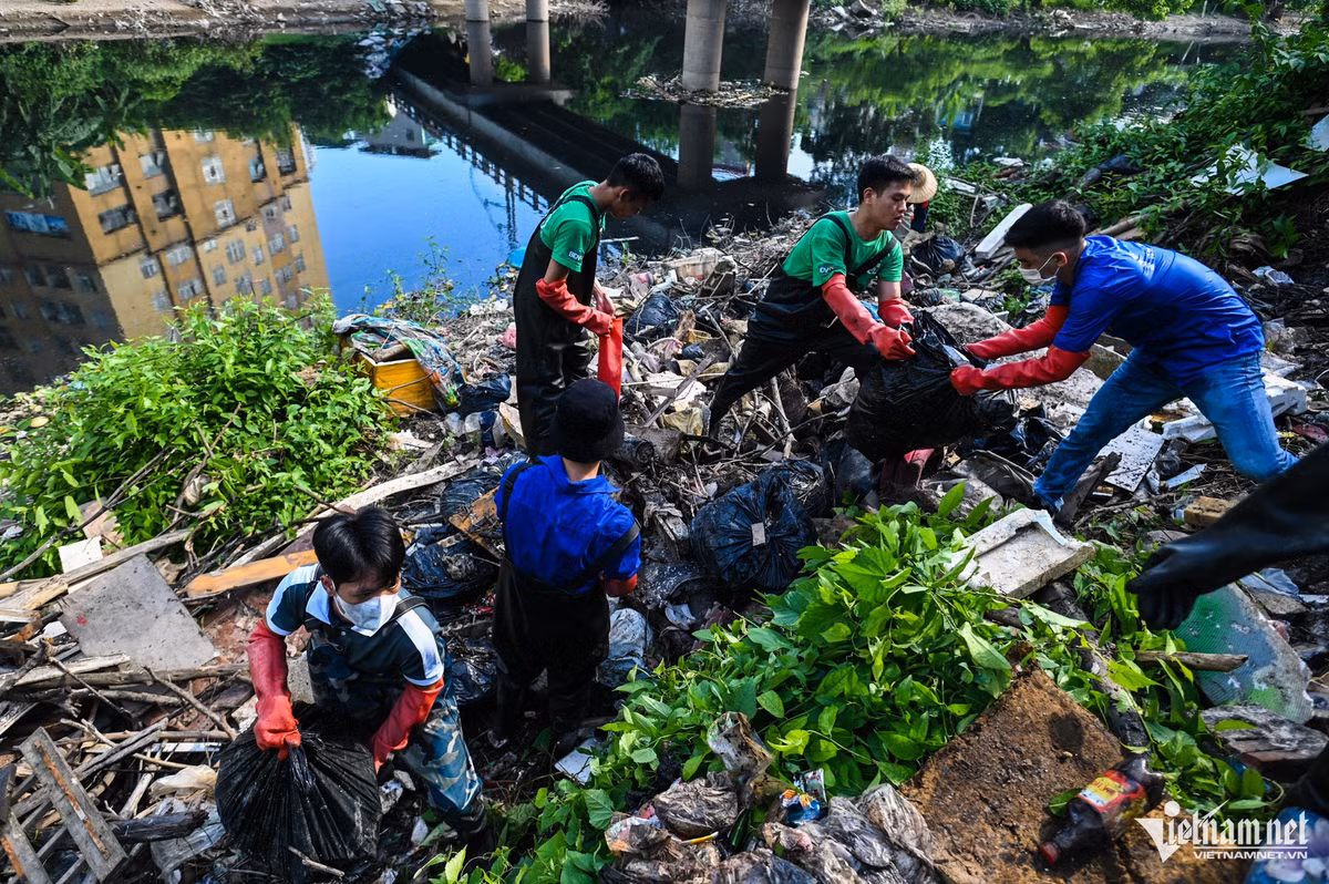 Sáng Chủ nhật hàng tuần, nhóm tình nguyện viên Hà Nội Xanh cùng nhau đi vớt rác khắp Thủ đô. Hôm nay, các bạn trẻ có mặt tại chân cầu Mậu Lương 1, nơi dòng sông Nhuệ chảy qua. Vị trí này đang rất ô nhiễm, rác nổi lềnh phềnh.
