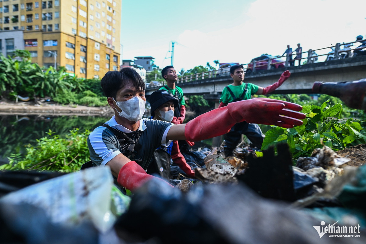 Tùy vào công việc của mỗi ngày hoặc từng khu vực vớt rác, đội đi vớt sẽ có từ 30 - 200 thành viên thay nhau làm việc. Bên cạnh đó là sự giúp sức của đội ngũ thanh niên, cán bộ phường.