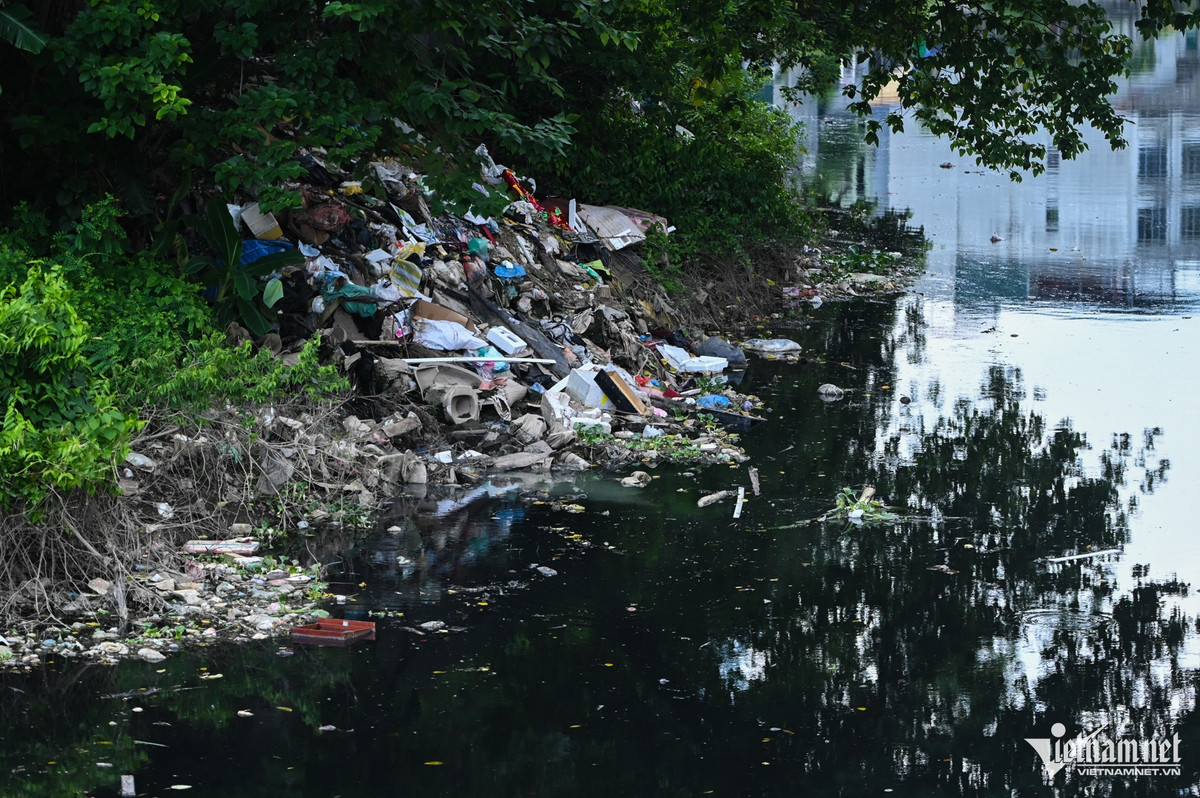 Những đoạn bờ sông Nhuệ bị lấp đầy bởi rác thải sinh hoạt. Dù công việc này khiến không ít người nhận định rằng "như muối bỏ bể" nhưng với những tình nguyện viên của nhóm, công việc vớt rác đã duy trì được 2 năm nay sẽ ít nhiều tác động tới ý thức của những người xung quanh để trả lại cho Hà Nội những môi trường sống lành mạnh, xanh trong.