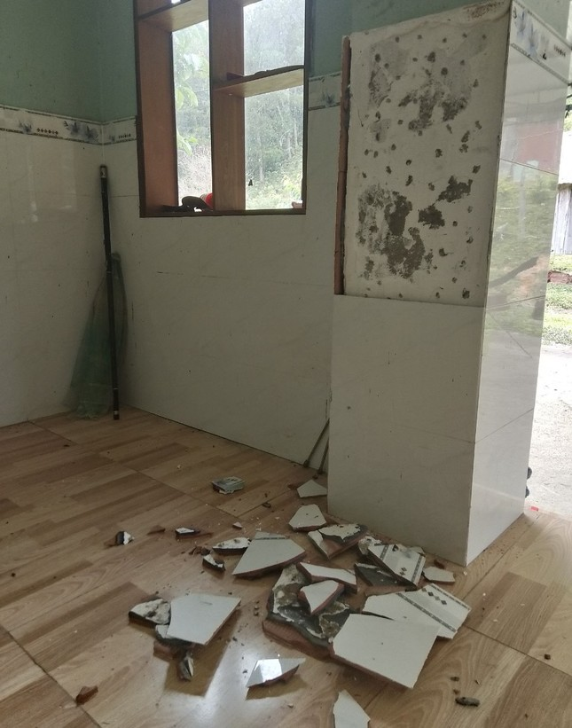 Theo thông tin từ Chi Cục Thủy lợi và Phòng chống thiên tai tỉnh Kon Tum, động đất đã gây rung lắc tại tâm chấn và khu vực lân cận, làm rơi hư hỏng một ti vi và nứt tường một số trường học, cơ sở y tế. Viện Vật lý địa cầu đang tiếp tục theo dõi các trận động đất. Ảnh: Tiền Phong.