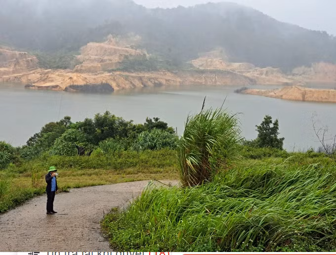 Ngày 29/7, đại diện Văn phòng thường trực Ban Chỉ huy Phòng chống thiên tai, tìm kiếm cứu nạn và phòng thủ dân sự Kon Tum cho biết, đoàn sẽ khảo sát, kiểm tra, nắm số liệu mực nước hồ chứa thủy điện vào thời điểm xảy ra động đất, làm cơ sở đối chiếu với các năm trước, nhằm mục đích xác định động đất có phải do ảnh hưởng của hồ chứa thủy điện hay không. Ảnh: Lòng hồ Thủy điện Thượng Kon Tum ở xã Đăk Tăng, huyện Kon Plông. Nguồn: SGGP.