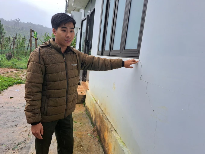 Ông A Lang, Bí thư chi bộ thôn Đăk Tăng, xã Đăk Tăng (huyện Kon Plông, tỉnh Kon Tum, vùng tâm chấn) cho biết, khi trận động đất có độ lớn 5 độ richter xảy ra, bản thân ông đang trồng cây. Lúc này, ông nghe trong lòng đất có tiếng nổ, sau đó cây rừng rung lắc, người ngã nghiêng. Lo sợ, ông bỏ dở công việc đang làm để về nhà. Ảnh: Trạm bảo vệ rừng xây dựng ở xã Đăk Tăng, huyện Kon Plông (nơi tâm chấn) bị nứt sau trận động đất ngày 28/7. Nguồn: SGGP.