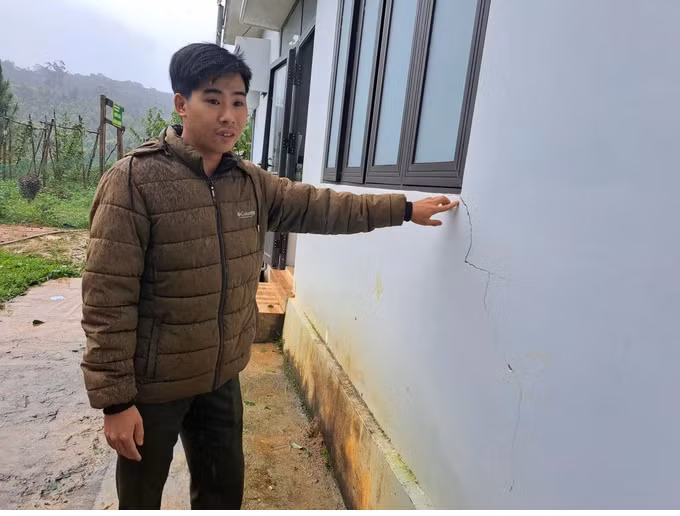 Ông A Lang, Bí thư chi bộ thôn Đăk Tăng, xã Đăk Tăng (huyện Kon Plông, tỉnh Kon Tum, vùng tâm chấn) cho biết, khi trận động đất có độ lớn 5 độ richter xảy ra, bản thân ông đang trồng cây. Lúc này, ông nghe trong lòng đất có tiếng nổ, sau đó cây rừng rung lắc, người ngã nghiêng. Lo sợ, ông bỏ dở công việc đang làm để về nhà. Ảnh: Trạm bảo vệ rừng xây dựng ở xã Đăk Tăng, huyện Kon Plông (nơi tâm chấn) bị nứt sau trận động đất ngày 28/7. Nguồn: SGGP.