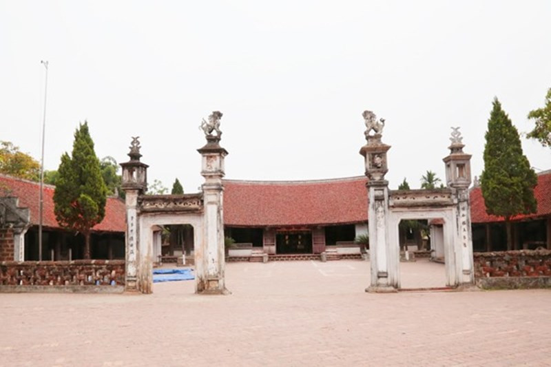 Đình làng Mông Phụ được cho là xây dựng trên thế đất đầu rồng, ở vị trí cao nhất của làng, hai bên có hai giếng là hai mắt rồng, hai lối nước chảy là hai râu rồng, đuôi rồng vắt về phía xóm sải. Sân đình luôn sạch sẽ, được ví như “cái nong” khổng lồ để cho người trong làng phơi nông sản những ngày nắng. Hiện, đình làng Mông Phụ còn lưu giữ được 17 đạo sắc phong, kiệu bát cống, đồ thờ tự, hoành phi...