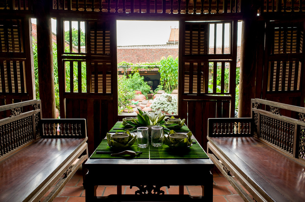 Khuôn viên các ngôi nhà đều rất rộng rãi, phân chia thành các khu: cổng có mái che, nhà chính, nhà ngang, sân, bếp, vườn, giếng nước, chuồng trại, cây rơm… Những ngôi nhà cổ đẹp và nổi tiếng của làng du khách có thể ghé thăm như: nhà ông Nguyễn Văn Hùng, nhà cổ của ông Hà Nguyên Huyến, nhà chị Dương Lan,...