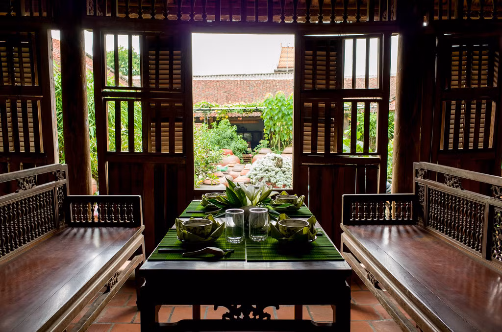 Khuôn viên các ngôi nhà đều rất rộng rãi, phân chia thành các khu: cổng có mái che, nhà chính, nhà ngang, sân, bếp, vườn, giếng nước, chuồng trại, cây rơm… Những ngôi nhà cổ đẹp và nổi tiếng của làng du khách có thể ghé thăm như: nhà ông Nguyễn Văn Hùng, nhà cổ của ông Hà Nguyên Huyến, nhà chị Dương Lan,...